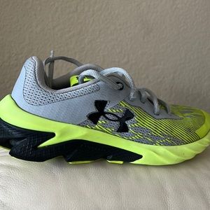 Under armour SCRAMJET size 5 sneaker lime